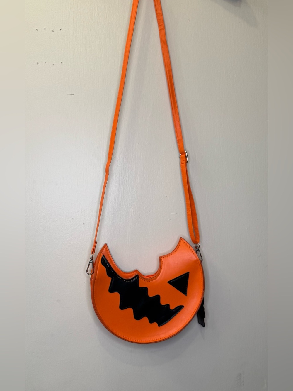 Trick-r-Treat Sam Lollipop Crossbody Bag